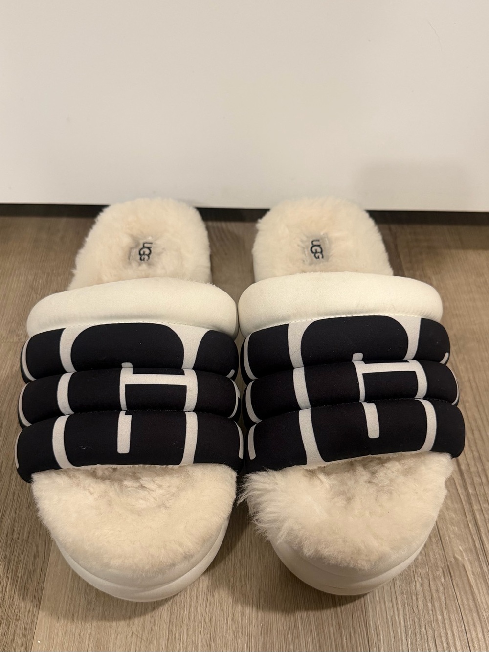 UGG Women’s Maxi Quilted Logo Slides in Black & Cream Size 8